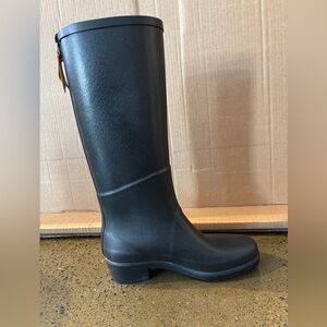 Women's Black boots for rainy days